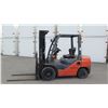 Image 2 : Toyota 8FDU30 Forklift, Diesel, Side Shift, 6000 lb Capacity, 1581 Hours, Serial 30913