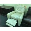 Image 2 : CREAM LEATHER RECLINER CHAIR