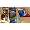 Image 1 : BOXES OF HATS AND SEATS HOUSES