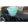Image 2 : DESIGNER METAL STAND AND PLANTER