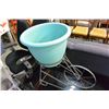 Image 3 : DESIGNER METAL STAND AND PLANTER