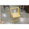 Image 1 : 4 MAPLE FOLDING CHAIRS
