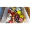 Image 3 : TOTE OF PIGGY BANKS ARTIFICIAL FRUIT AND COLLECTIBLES