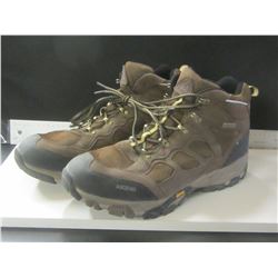 Ascend Bone dry Waterproof hikers / top eye hook on right boot is missing