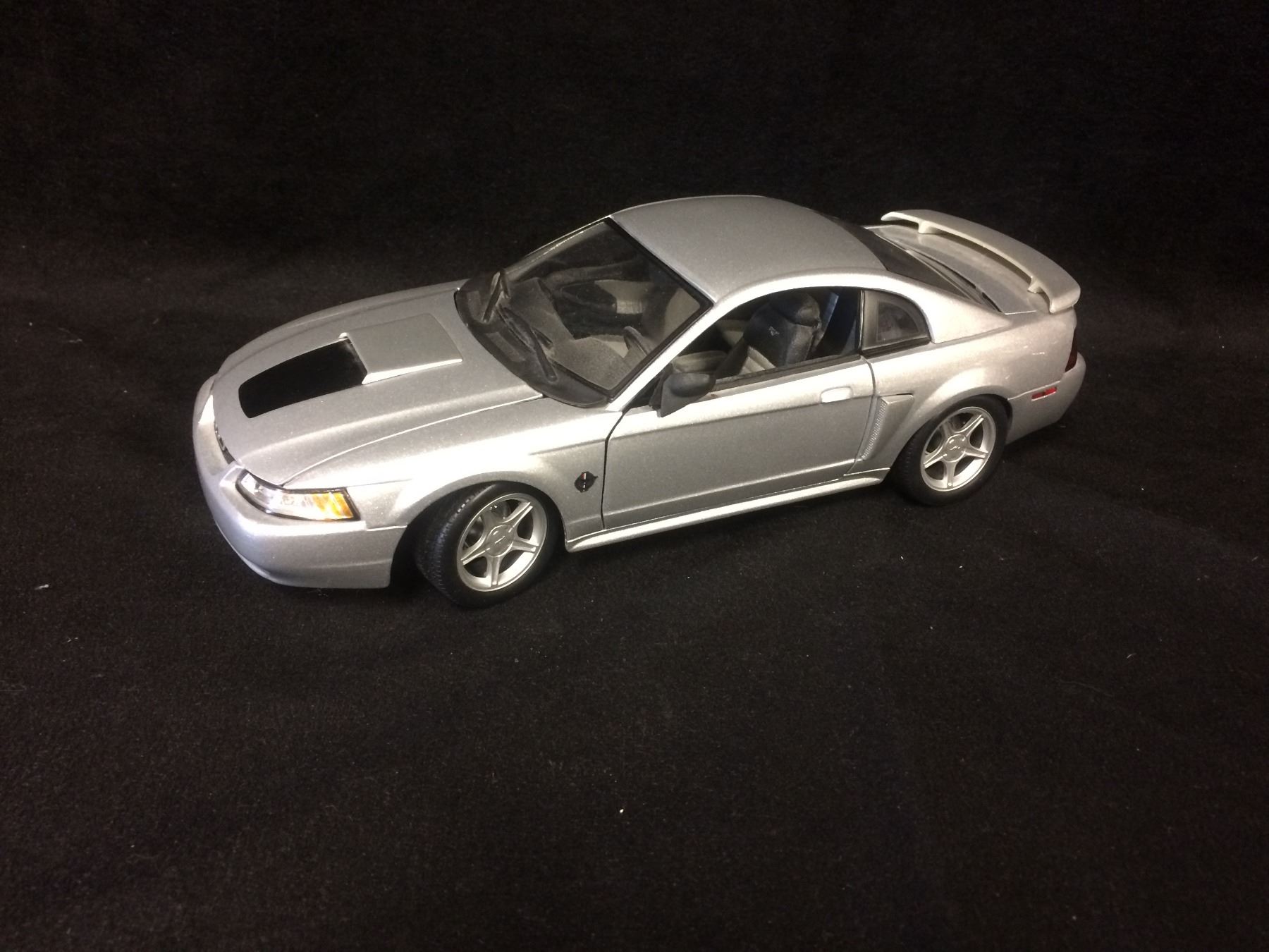 1:32 SCALE DIE-CAST MODEL CAR