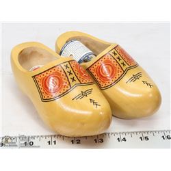 VINTAGE PAIR OF DECORATIVE WOODEN KIDS