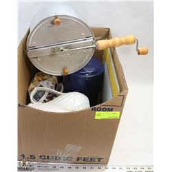 ESTATE BOX OF KITCHEN ITEMS INCLUDING CUTTING