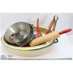 VINTAGE ROASTER WITH ASSORTMENT OF VINTAGE ITEMS