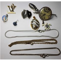 14 - LOT OF 6 PENDANTS, 3 CHAINS