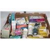Image 1 : LARGE FLAT OF PET ACCESSORIES INCLUDING PETSAFE