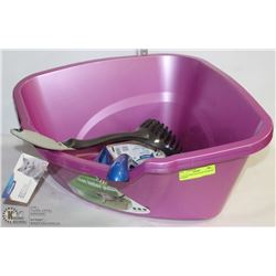 2 CAT LITTER PANS WITH ASSORTED SCOOPS