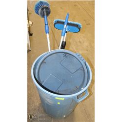 GARBAGE CAN WITH EXTENDABLE HOSE ATTACHMENT