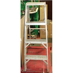 STEP LADDER WITH 3 STEPS
