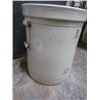 Image 2 : 8 gallon medalta crock-no cracks