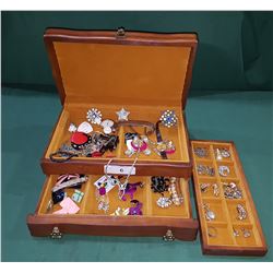 JEWELRY BOX W/ASSORTED JEWELRY