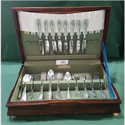 38PC SET OF SILVERPLATE FLATWARE IN CANTEEN