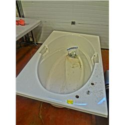 LARGE SOAKER TUB