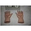 Image 2 : SEED OF CHUCK SCREEN USED HERO TIFFANY HANDS FROM ANIMATRONIC PUPPET