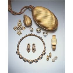 A GOLD AND DIAMOND PILL BOX PENDANT 