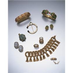 AN AVENTURINE QUARTZ AND SAPPHIRE TURTLE BROOCH