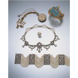 AN ANTIQUE PEARL AND DIAMOND CLUSTER RING, CA. 1890