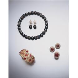 A SET OF RUBY AND DIAMOND JEWELRY