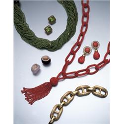 A SET OF GOLD AND CORAL JEWELRY
