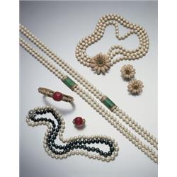 A SET OF CULTURED PEARL, DIAMOND AND EMERALD JEWELRY