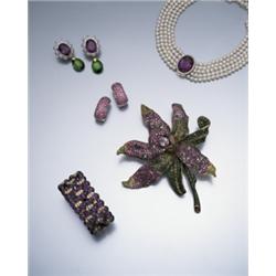 A GOLD AND AMETHYST BANGLE