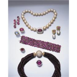A SET OF GOLD, TOURMALINE AND SAPPHIRE JEWELRY