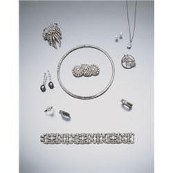 A FIVE-STONE DIAMOND RING