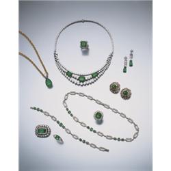 A SET OF ART DECO EMERALD AND DIAMOND JEWELRY, CA. 1920