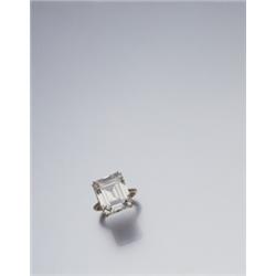 A FINE DIAMOND SINGLE STONE RING