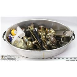 LOT OF ASSORTED VINTAGE DOORKNOBS.