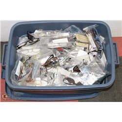 TOTE OF READING GLASSES AND SUNGLASSES