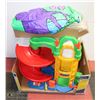 Image 1 : KIDS ITEMS INCLUDING FISHER PRICE PLAY SET & WINNI