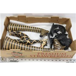 FLAT W/3 GIRAFFE FIGURINES & 2 FACE