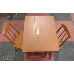 SMALL CHILDRENS WOOD TABLE WITH 2 CHAIRS