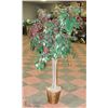 Image 1 : 7' ARTIFICIAL TREE