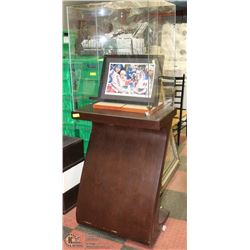 GLASS DISPLAY SHELF INCL ERIC LINDROS FRAMED