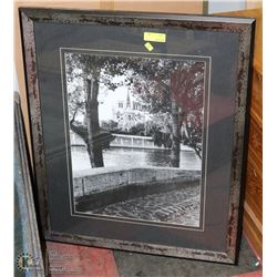 SHOWHOME BLACK AND WHITE FRAMED LANDMARK