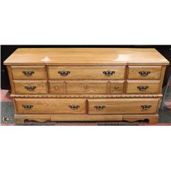 8 DRAWER OAK FRONT WOOD DRESSER.
