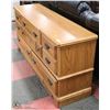 Image 3 : 8 DRAWER OAK FRONT WOOD DRESSER.