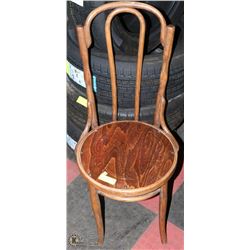ANTIQUE WOODEN CHAIR