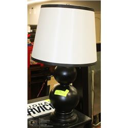 SHOWHOME STYLE BLACK LAMP WITH SHADE