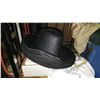 Image 2 : LOT OF HATS AND SHIRTS