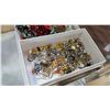Image 2 : TRAY OF ESTATE JEWELLRY AND EARRINGS