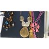 Image 2 : TRAY OF VINTAGE ESTATE NECKLACES