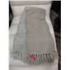 Image 1 : 2 Throw Blankets