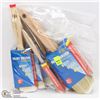 Image 1 : BAG OF ASSORTED SIZE PAINT BRUSHES